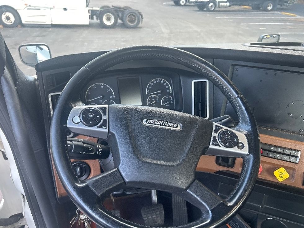 Day Cab Tractor-Heavy Duty Tractors-Freightliner-2019-T12664ST-Norcross-GA-309,622\n\t\tmiles-$ 47,750 - Image 11