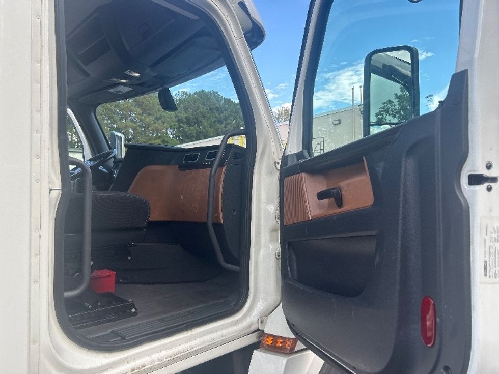 Day Cab Tractor-Heavy Duty Tractors-Freightliner-2019-T12664ST-Norcross-GA-309,622\n\t\tmiles-$ 47,750 - Image 12