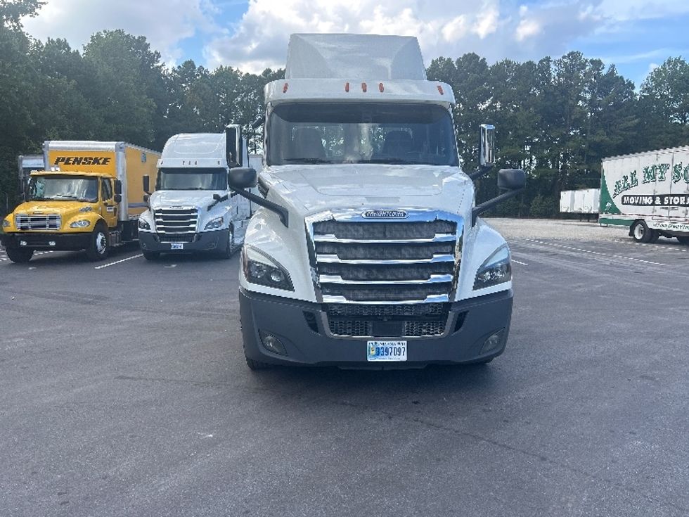 Day Cab Tractor-Heavy Duty Tractors-Freightliner-2019-T12664ST-Norcross-GA-309,622\n\t\tmiles-$ 47,750 - Image 2
