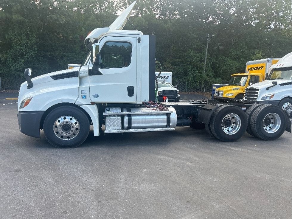 Day Cab Tractor-Heavy Duty Tractors-Freightliner-2019-T12664ST-Norcross-GA-309,622\n\t\tmiles-$ 47,750 - Image 4