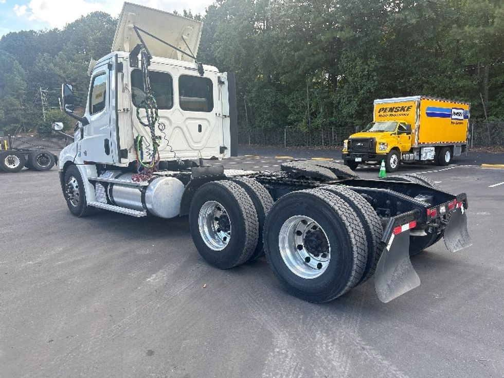 Day Cab Tractor-Heavy Duty Tractors-Freightliner-2019-T12664ST-Norcross-GA-309,622\n\t\tmiles-$ 47,750 - Image 5