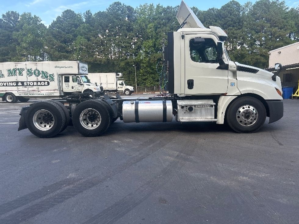 Day Cab Tractor-Heavy Duty Tractors-Freightliner-2019-T12664ST-Norcross-GA-309,622\n\t\tmiles-$ 47,750 - Image 8