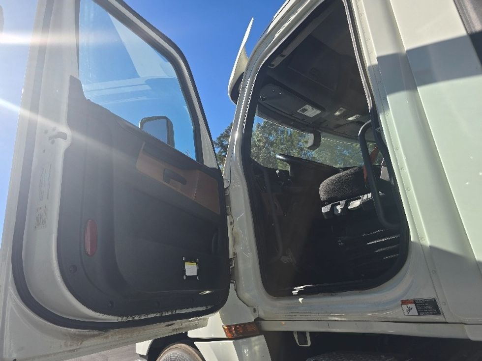 Day Cab Tractor-Heavy Duty Tractors-Freightliner-2019-T12664ST-Norcross-GA-309,622\n\t\tmiles-$ 47,750 - Image 9