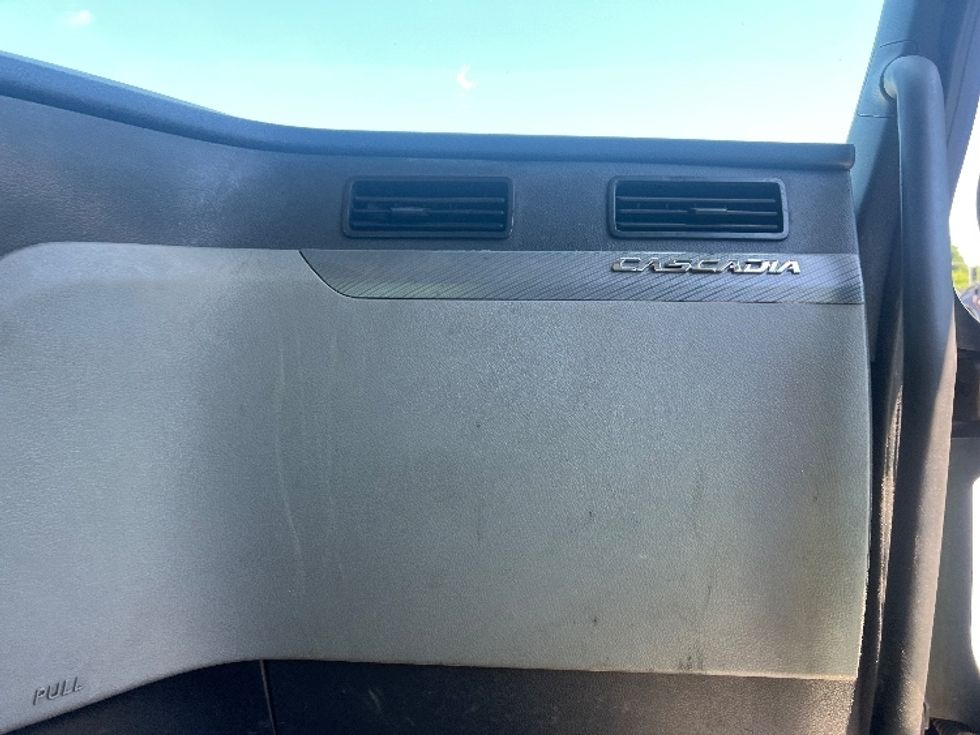 Day Cab Tractor-Heavy Duty Tractors-Freightliner-2019-T12664ST-Norcross-GA-440,088\n\t\tmiles-$ 46,500 - Image 13