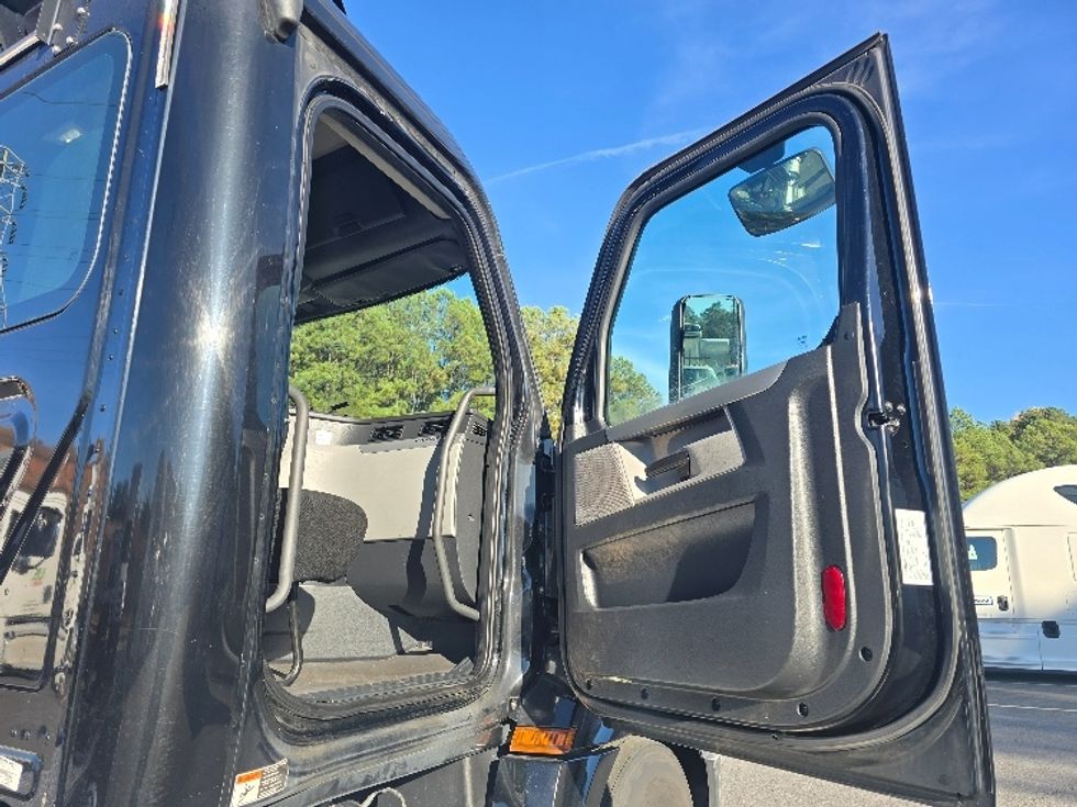 Day Cab Tractor-Heavy Duty Tractors-Freightliner-2019-T12664ST-Norcross-GA-482,379\n\t\tmiles-$ 39,000 - Image 12
