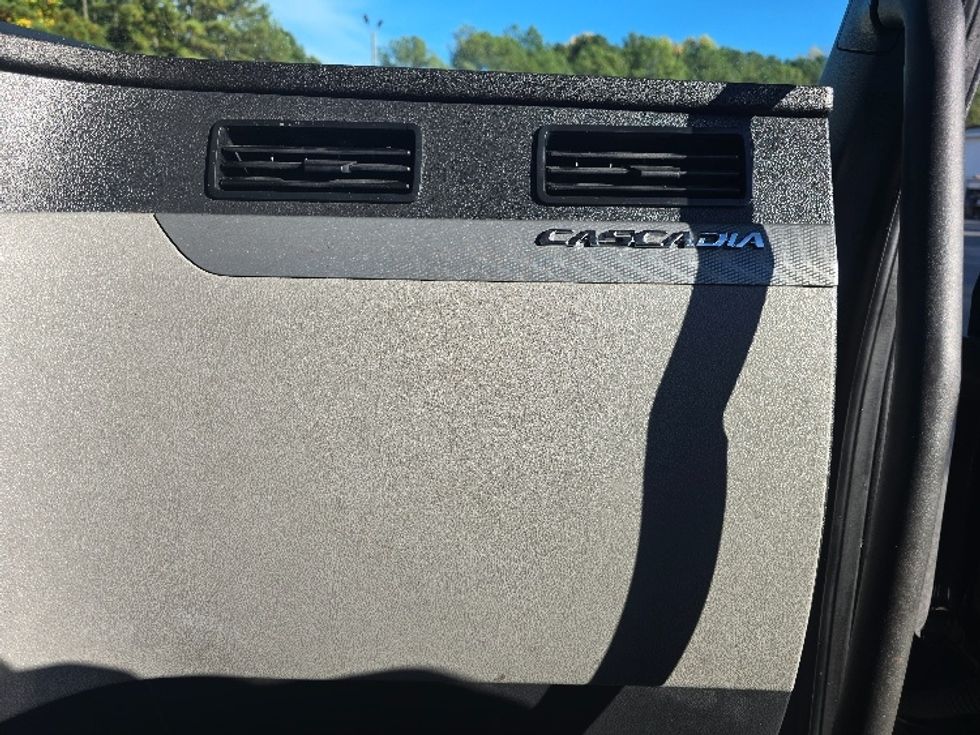 Day Cab Tractor-Heavy Duty Tractors-Freightliner-2019-T12664ST-Norcross-GA-482,379\n\t\tmiles-$ 39,000 - Image 13