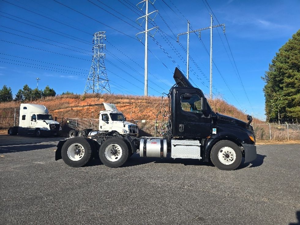 Day Cab Tractor-Heavy Duty Tractors-Freightliner-2019-T12664ST-Norcross-GA-482,379\n\t\tmiles-$ 39,000 - Image 8