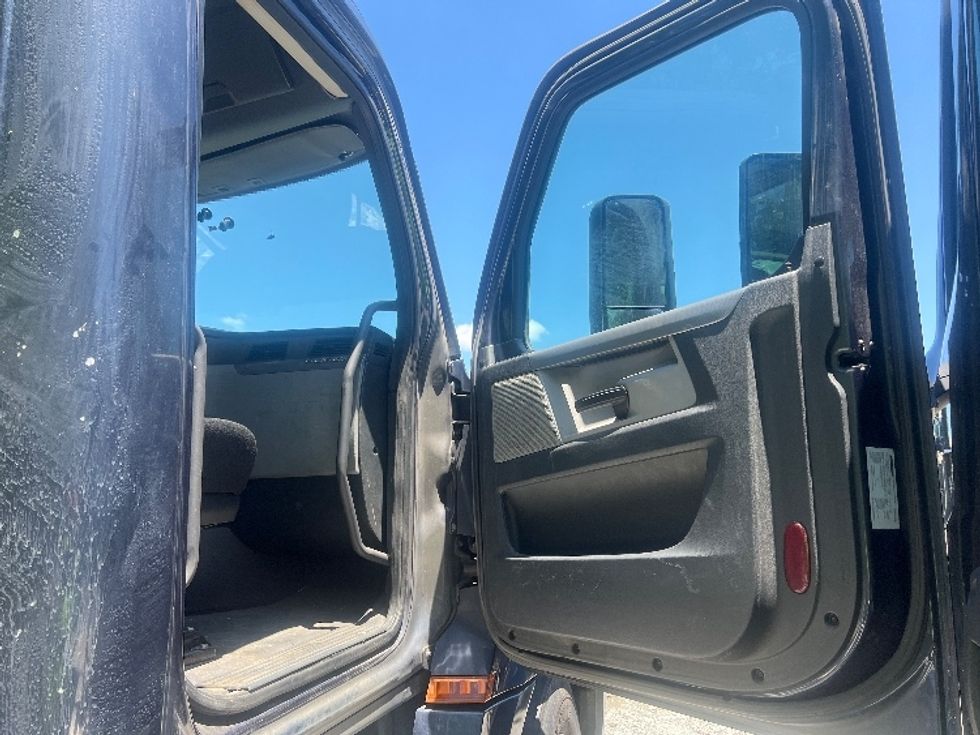 Day Cab Tractor-Heavy Duty Tractors-Freightliner-2019-T12664ST-Norcross-GA-503,103\n\t\tmiles-$ 50,000 - Image 12