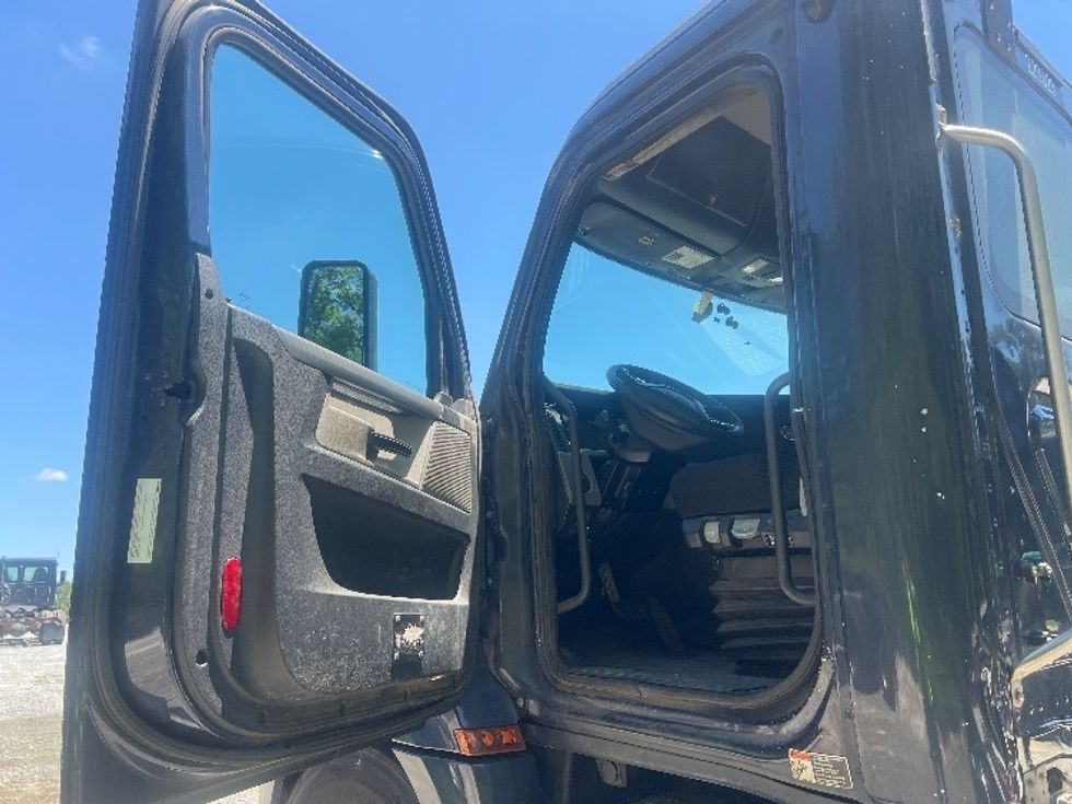 Day Cab Tractor-Heavy Duty Tractors-Freightliner-2019-T12664ST-Norcross-GA-503,103\n\t\tmiles-$ 50,000 - Image 9