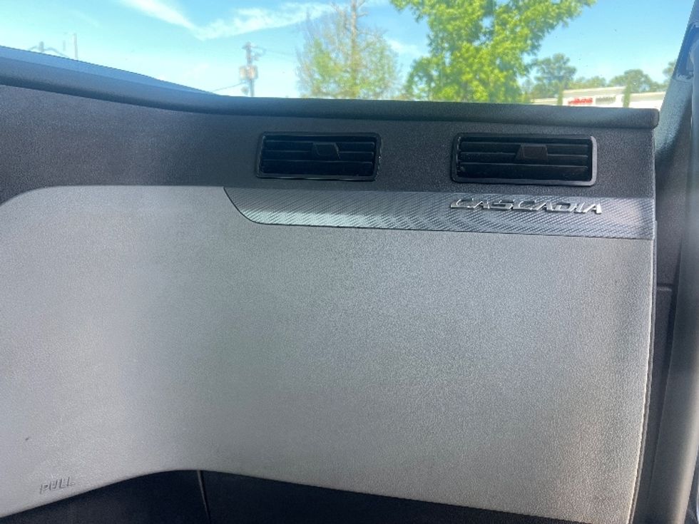 Day Cab Tractor-Heavy Duty Tractors-Freightliner-2019-T12664ST-Norcross-GA-509,166\n\t\tmiles-$ 49,500 - Image 13