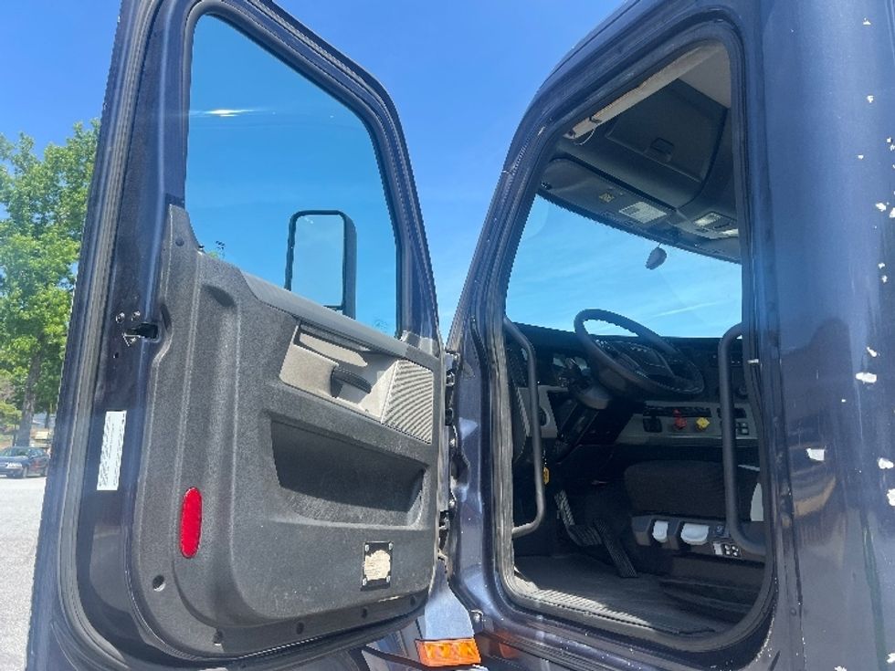 Day Cab Tractor-Heavy Duty Tractors-Freightliner-2019-T12664ST-Norcross-GA-509,166\n\t\tmiles-$ 49,500 - Image 9