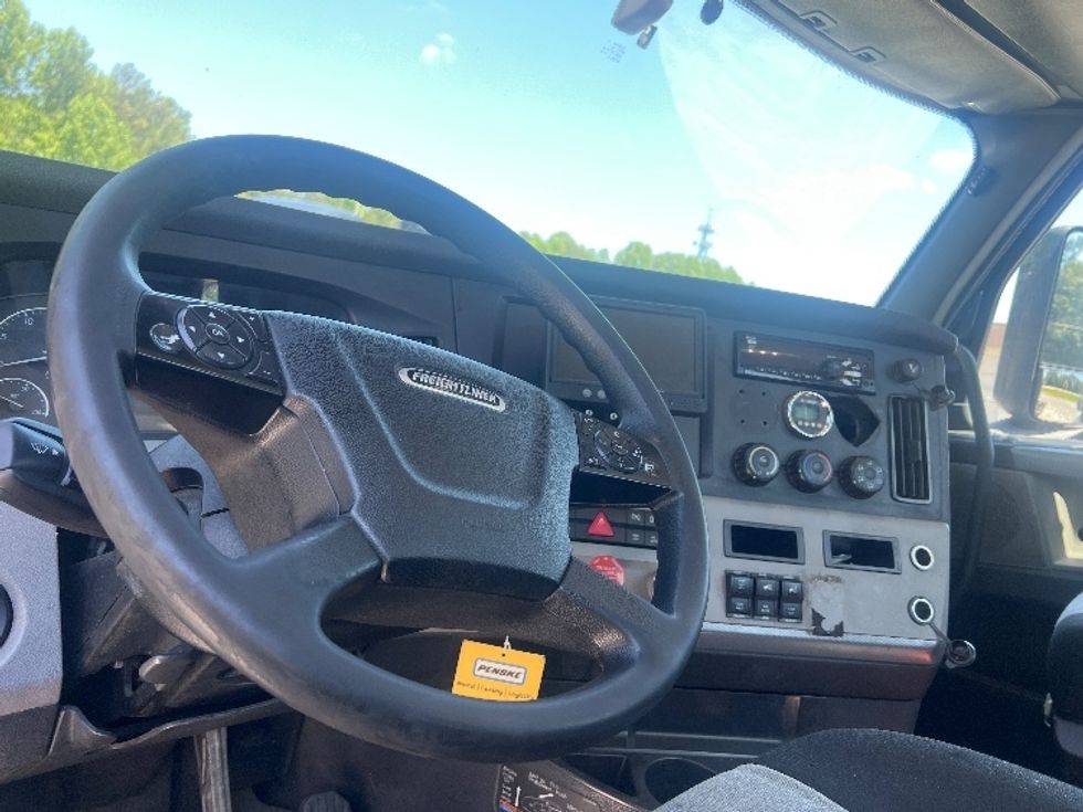 Day Cab Tractor-Heavy Duty Tractors-Freightliner-2019-T12664ST-Norcross-GA-511,660\n\t\tmiles-$ 49,250 - Image 10