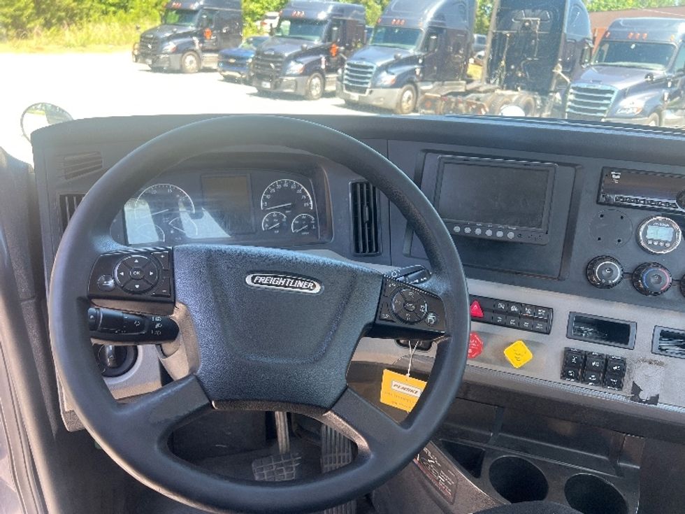 Day Cab Tractor-Heavy Duty Tractors-Freightliner-2019-T12664ST-Norcross-GA-511,660\n\t\tmiles-$ 49,250 - Image 11