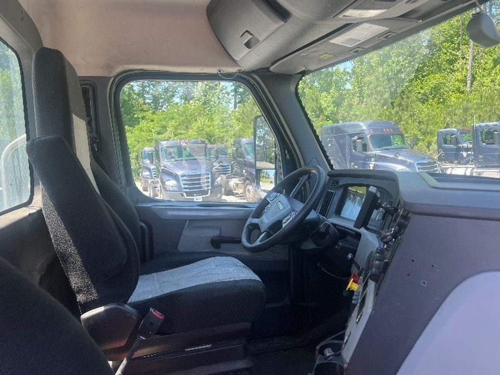 Day Cab Tractor-Heavy Duty Tractors-Freightliner-2019-T12664ST-Norcross-GA-511,660\n\t\tmiles-$ 49,250 - Image 14