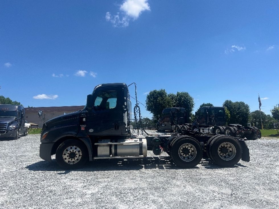 Day Cab Tractor-Heavy Duty Tractors-Freightliner-2019-T12664ST-Norcross-GA-511,660\n\t\tmiles-$ 49,250 - Image 4