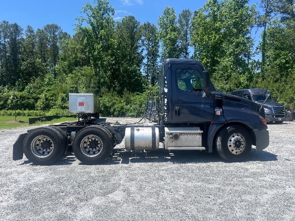 Day Cab Tractor-Heavy Duty Tractors-Freightliner-2019-T12664ST-Norcross-GA-511,660\n\t\tmiles-$ 49,250 - Image 8
