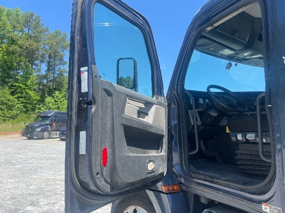 Day Cab Tractor-Heavy Duty Tractors-Freightliner-2019-T12664ST-Norcross-GA-511,660\n\t\tmiles-$ 49,250 - Image 9