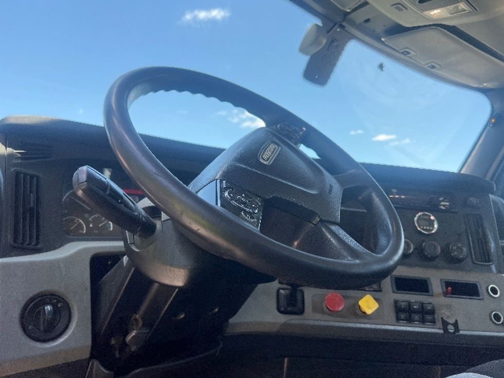 Day Cab Tractor-Heavy Duty Tractors-Freightliner-2019-T12664ST-Norcross-GA-515,597\n\t\tmiles-$ 34,250 - Image 10