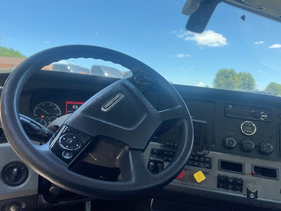 Day Cab Tractor-Heavy Duty Tractors-Freightliner-2019-T12664ST-Norcross-GA-515,597\n\t\tmiles-$ 34,250 - Image 11