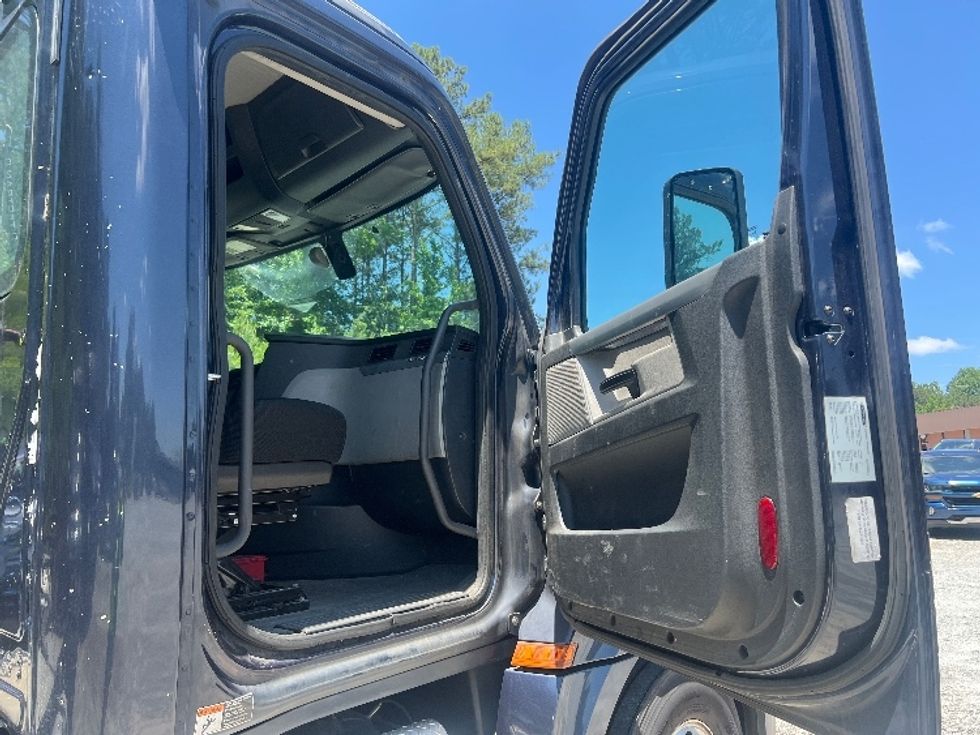 Day Cab Tractor-Heavy Duty Tractors-Freightliner-2019-T12664ST-Norcross-GA-515,597\n\t\tmiles-$ 34,250 - Image 12