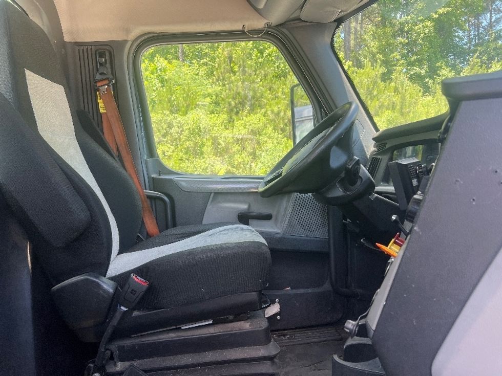 Day Cab Tractor-Heavy Duty Tractors-Freightliner-2019-T12664ST-Norcross-GA-515,597\n\t\tmiles-$ 34,250 - Image 14