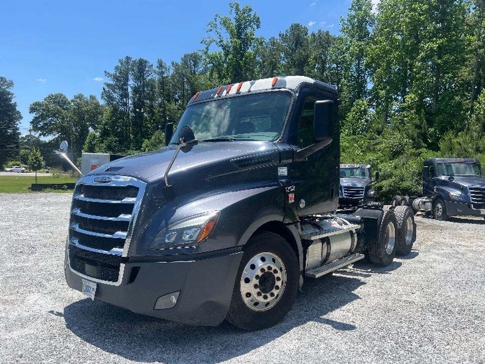 Day Cab Tractor-Heavy Duty Tractors-Freightliner-2019-T12664ST-Norcross-GA-515,597\n\t\tmiles-$ 34,250 - Image 3