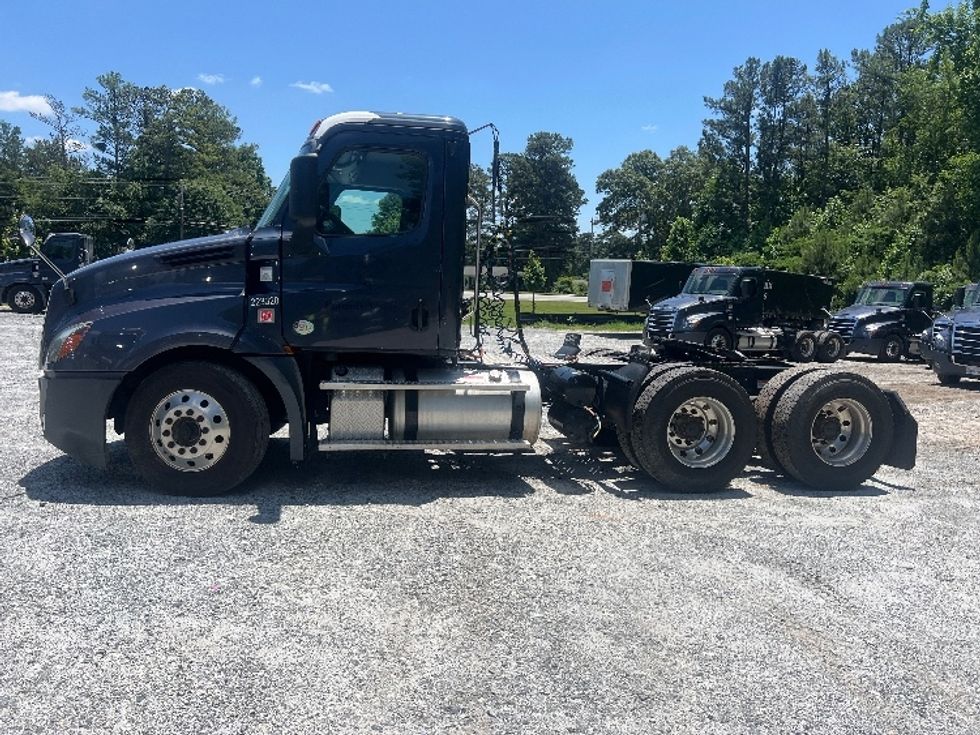 Day Cab Tractor-Heavy Duty Tractors-Freightliner-2019-T12664ST-Norcross-GA-515,597\n\t\tmiles-$ 34,250 - Image 4