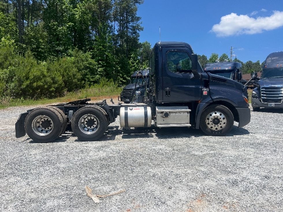 Day Cab Tractor-Heavy Duty Tractors-Freightliner-2019-T12664ST-Norcross-GA-515,597\n\t\tmiles-$ 34,250 - Image 8