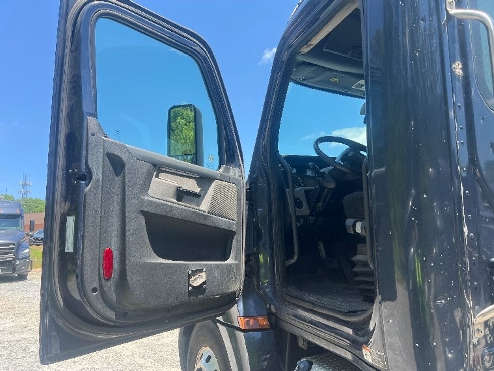 Day Cab Tractor-Heavy Duty Tractors-Freightliner-2019-T12664ST-Norcross-GA-515,597\n\t\tmiles-$ 34,250 - Image 9