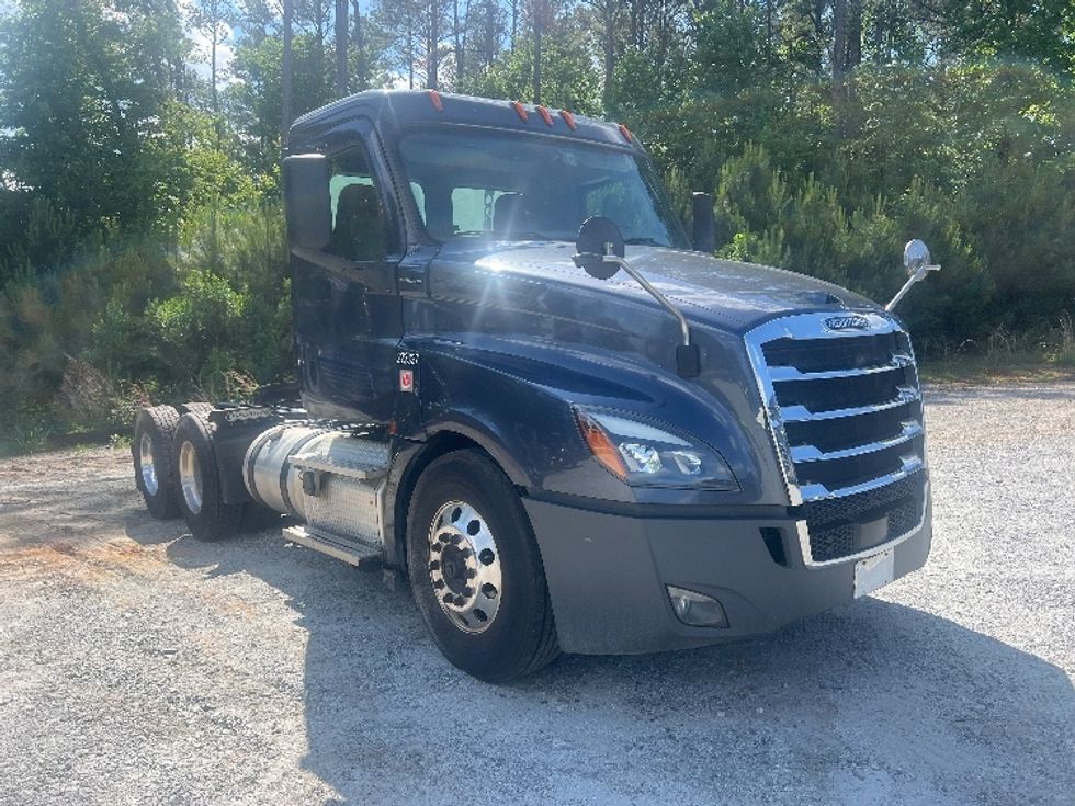 Day Cab Tractor-Heavy Duty Tractors-Freightliner-2019-T12664ST-Norcross-GA-540,705\n\t\tmiles-$ 32,000 - Image 1