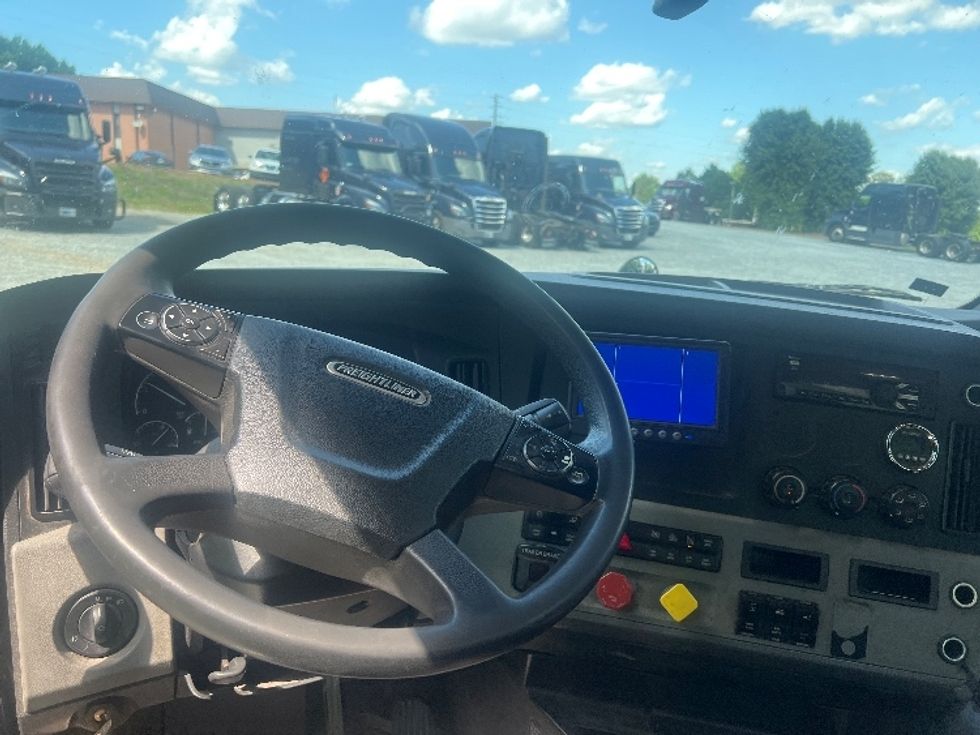 Day Cab Tractor-Heavy Duty Tractors-Freightliner-2019-T12664ST-Norcross-GA-540,705\n\t\tmiles-$ 32,000 - Image 11