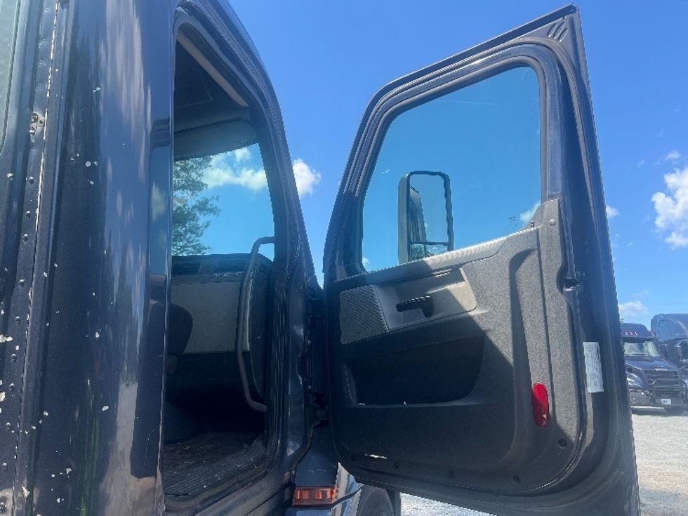 Day Cab Tractor-Heavy Duty Tractors-Freightliner-2019-T12664ST-Norcross-GA-540,705\n\t\tmiles-$ 32,000 - Image 12