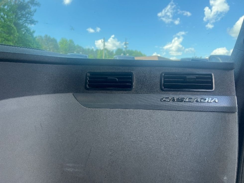 Day Cab Tractor-Heavy Duty Tractors-Freightliner-2019-T12664ST-Norcross-GA-540,705\n\t\tmiles-$ 32,000 - Image 13