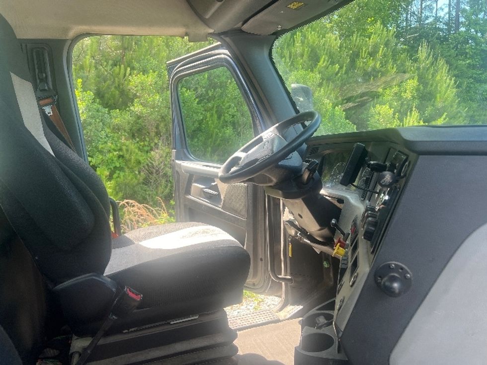Day Cab Tractor-Heavy Duty Tractors-Freightliner-2019-T12664ST-Norcross-GA-540,705\n\t\tmiles-$ 32,000 - Image 14