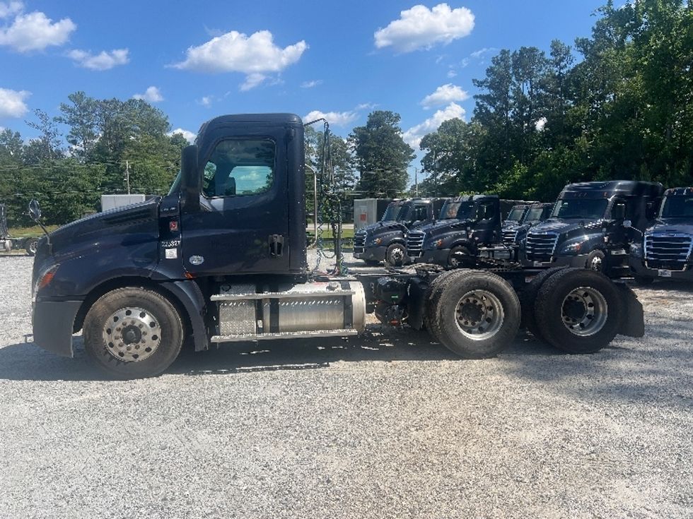 Day Cab Tractor-Heavy Duty Tractors-Freightliner-2019-T12664ST-Norcross-GA-540,705\n\t\tmiles-$ 32,000 - Image 4