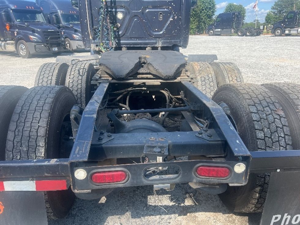 Day Cab Tractor-Heavy Duty Tractors-Freightliner-2019-T12664ST-Norcross-GA-540,705\n\t\tmiles-$ 32,000 - Image 6