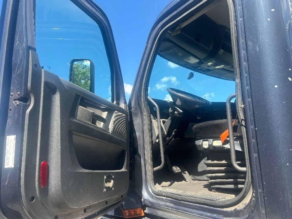 Day Cab Tractor-Heavy Duty Tractors-Freightliner-2019-T12664ST-Norcross-GA-540,705\n\t\tmiles-$ 32,000 - Image 9