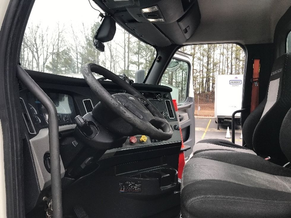 Day Cab Tractor-Heavy Duty Tractors-Freightliner-2019-T12664ST-Norcross-GA-661,123\n\t\tmiles-$ 29,250 - Image 10