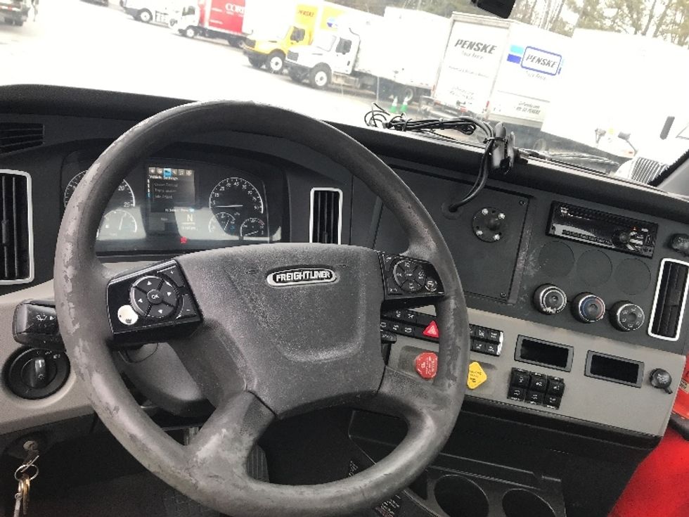 Day Cab Tractor-Heavy Duty Tractors-Freightliner-2019-T12664ST-Norcross-GA-661,123\n\t\tmiles-$ 29,250 - Image 11