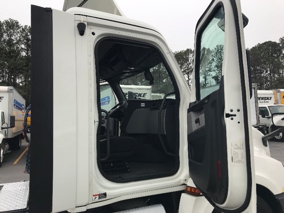 Day Cab Tractor-Heavy Duty Tractors-Freightliner-2019-T12664ST-Norcross-GA-661,123\n\t\tmiles-$ 29,250 - Image 12