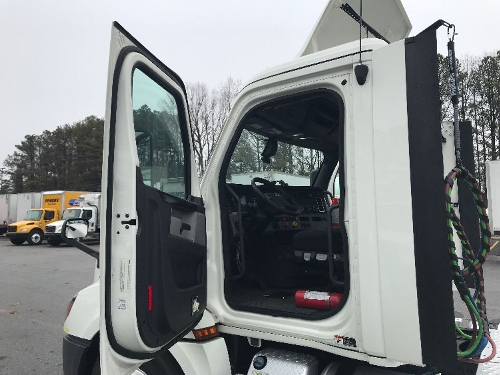 Day Cab Tractor-Heavy Duty Tractors-Freightliner-2019-T12664ST-Norcross-GA-661,123\n\t\tmiles-$ 29,250 - Image 9