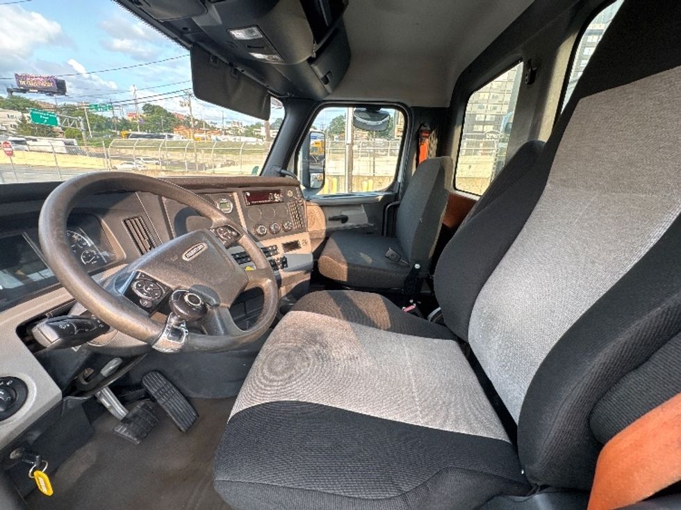 Day Cab Tractor-Heavy Duty Tractors-Freightliner-2019-T12664ST-North Bergen-NJ-200,303\n\t\tmiles-$ 51,250 - Image 10