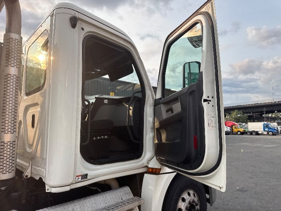 Day Cab Tractor-Heavy Duty Tractors-Freightliner-2019-T12664ST-North Bergen-NJ-200,303\n\t\tmiles-$ 51,250 - Image 12