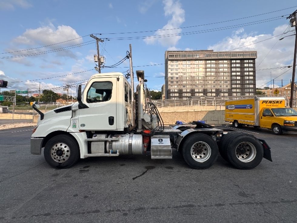 Day Cab Tractor-Heavy Duty Tractors-Freightliner-2019-T12664ST-North Bergen-NJ-200,303\n\t\tmiles-$ 51,250 - Image 4