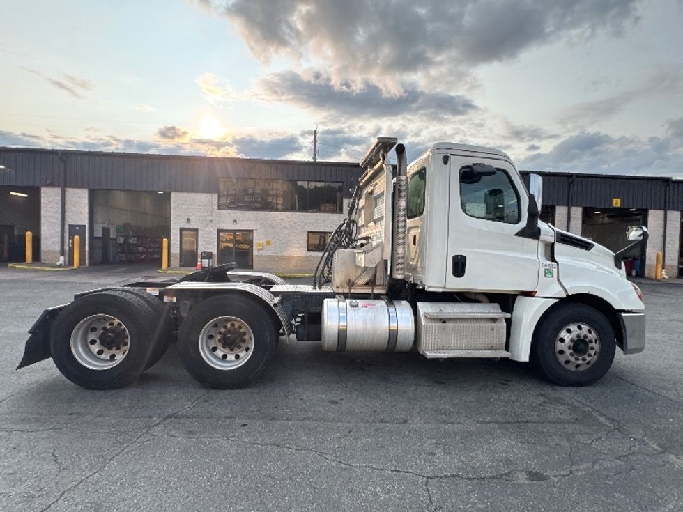 Day Cab Tractor-Heavy Duty Tractors-Freightliner-2019-T12664ST-North Bergen-NJ-200,303\n\t\tmiles-$ 51,250 - Image 8