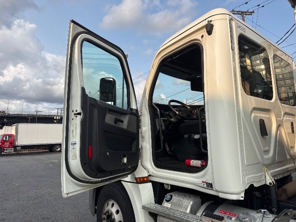 Day Cab Tractor-Heavy Duty Tractors-Freightliner-2019-T12664ST-North Bergen-NJ-200,303\n\t\tmiles-$ 51,250 - Image 9