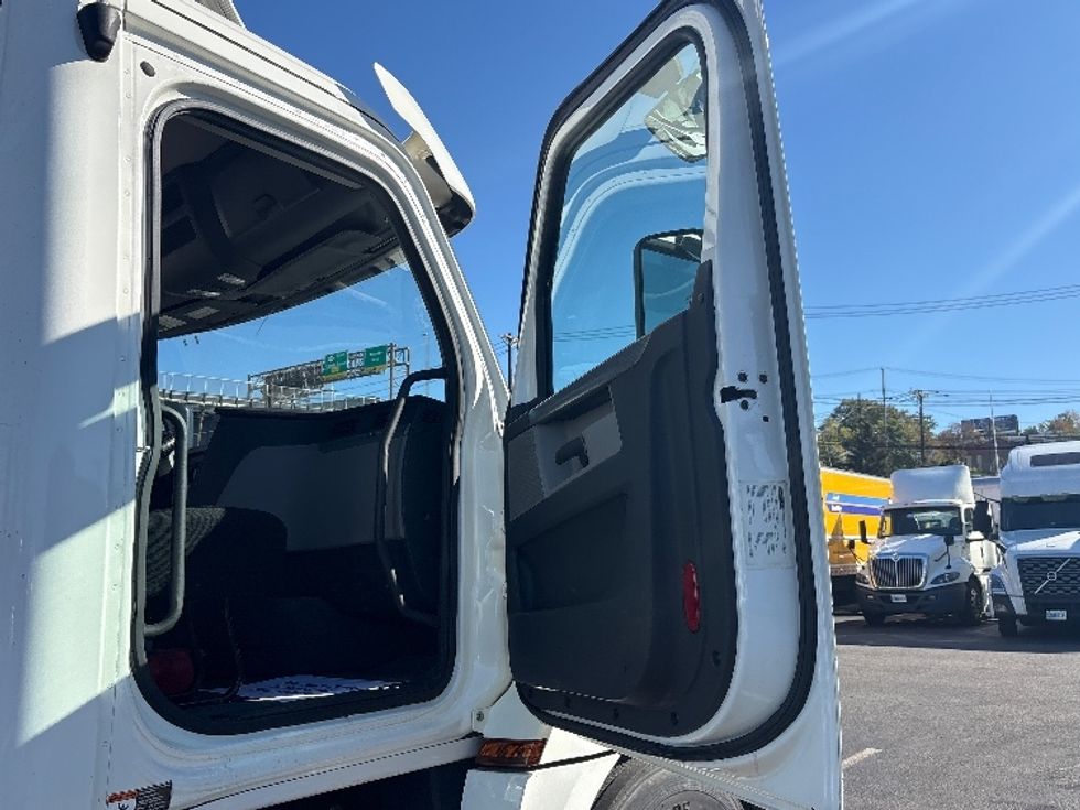 Day Cab Tractor-Heavy Duty Tractors-Freightliner-2019-T12664ST-North Bergen-NJ-219,932\n\t\tmiles-$ 53,250 - Image 12