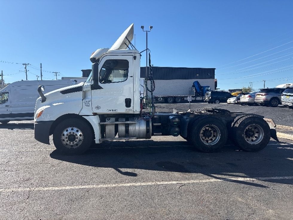 Day Cab Tractor-Heavy Duty Tractors-Freightliner-2019-T12664ST-North Bergen-NJ-219,932\n\t\tmiles-$ 53,250 - Image 4