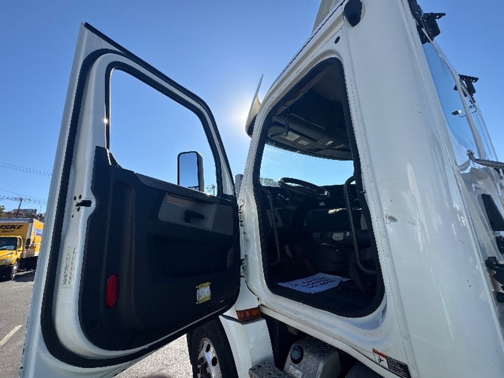 Day Cab Tractor-Heavy Duty Tractors-Freightliner-2019-T12664ST-North Bergen-NJ-219,932\n\t\tmiles-$ 53,250 - Image 9