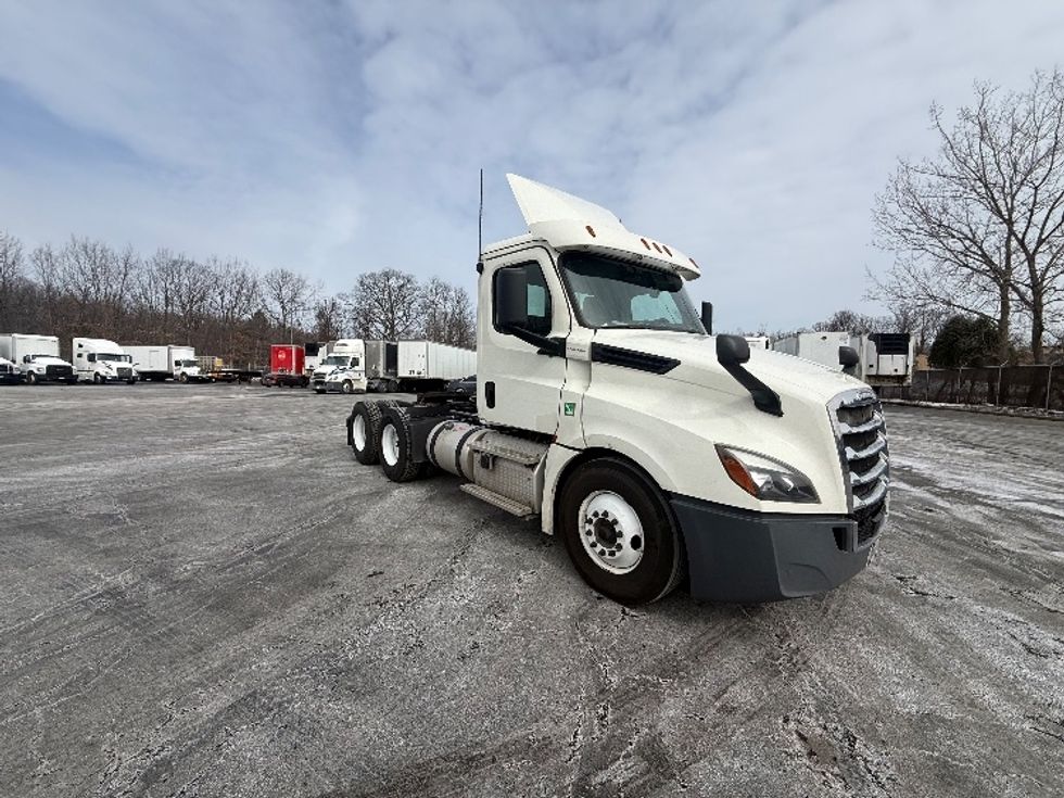 Day Cab Tractor-Heavy Duty Tractors-Freightliner-2019-T12664ST-Oakwood Village-OH-544,334\n\t\tmiles-$ 33,000 - Image 1